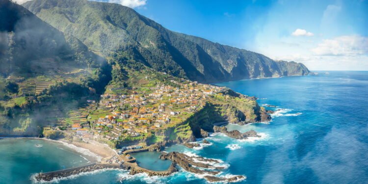Paisagem com a vila de Seixal, na costa norte da Ilha da Madeira, Portugal- depositphotos.com / Balate Dorin