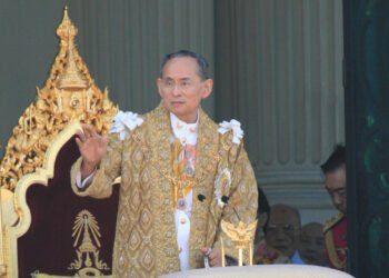 Rei tailandês que morreu em 2016 é reverenciado como um santo