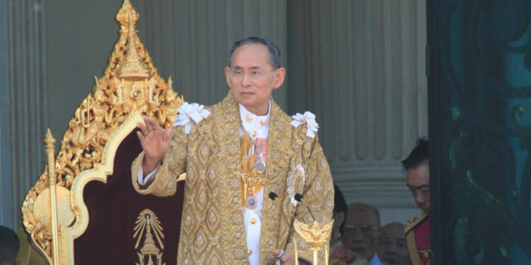 Rei Bhumibol da Tailândia - Wikimedia Commons/boonkumnoun