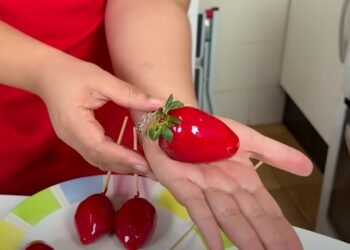 O doce que conquistou o Brasil: Aprenda a fazer o morango do amor