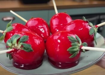 O doce que conquistou o Brasil: Aprenda a fazer o morango do amor