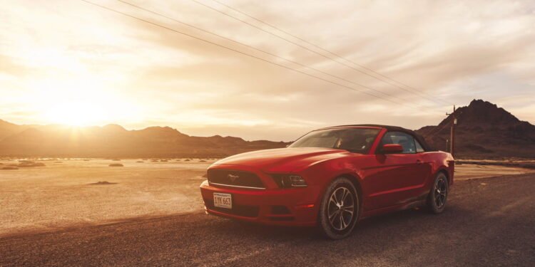 Mustang vermelho - depositphotos.com / bluebe