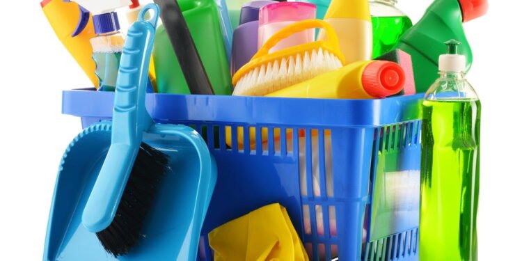 Muitos produtos de limpeza fazem parte de uma rotina de higiene das casas - depositphotos.com / monticello