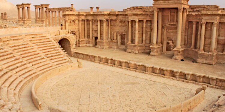 Ruínas do antigo anfiteatro em Palmira, no deserto sírio - depositphotos.com / MonikaMaria