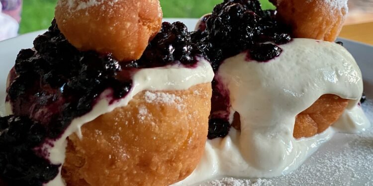 Papanași, uma delícia romena - Wikimedia Commons/Josep Renalias