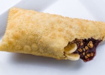 Aprenda a fazer a iguaria do momento: o pastel de açaí