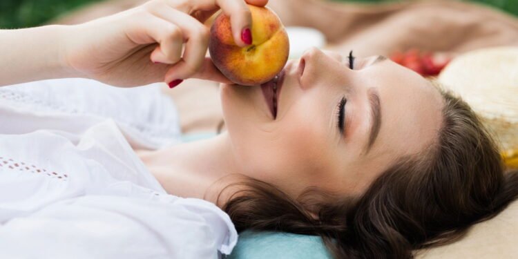 O pêssego tem um grande poder para transformar a qualidade da sua pele - depositphotos.com / Ischukigor