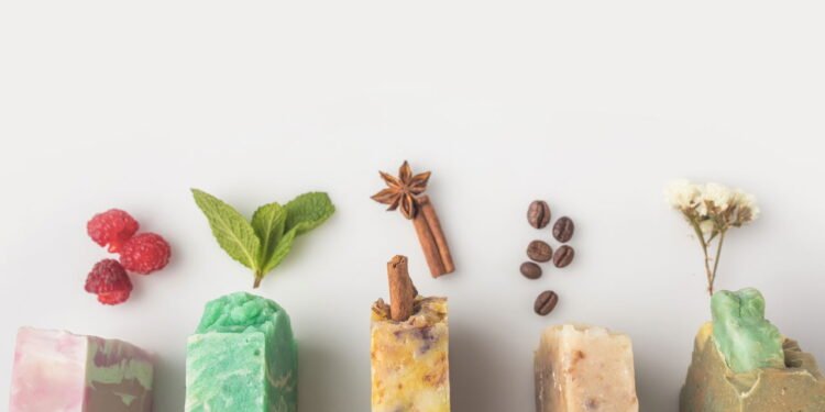 Sabonetes caseiros com diferentes ingredientes - depositphotos.com / AntonMatyukha