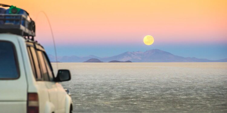 Lua cheia no Salar de Uyuni - depositphotos.com / ViewApart