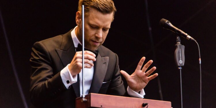 O cantor de jazz Tom Gaebel tocando Theremin - depositphotos.com / bjoernd