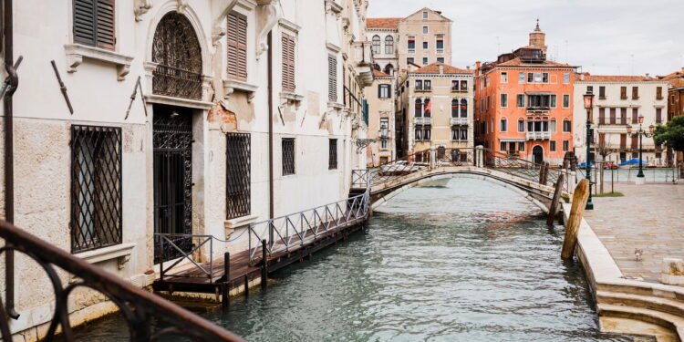 Ponte sobre o canal perto de edifícios antigos em Veneza, Itália - depositphotos.com / IgorVetushko