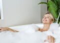 Banho quente faz mais por você do que imagina — descubra os efeitos no corpo e na mente