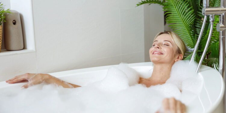 Banho quente é sinônimo de relaxamento -  depositphotos.com / kostiantynvoitenko