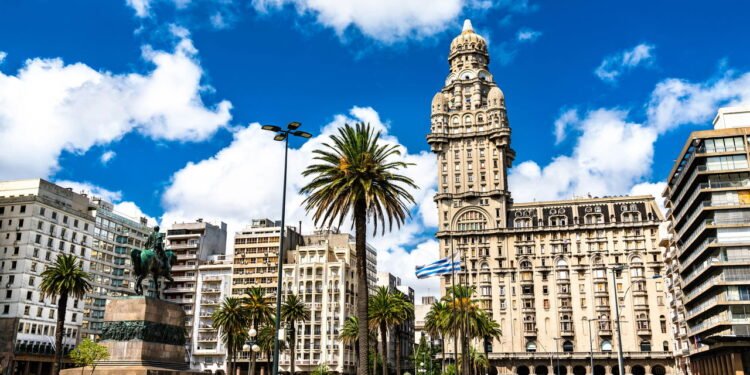 Palácio Salvo, um marco de Montevidéu no Uruguai - depositphotos.com / Leonid_Andronov