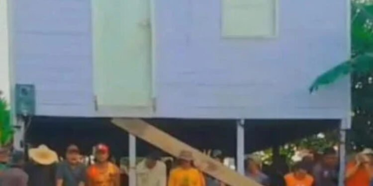Casa transportada manualmente por moradores locais - Reprodução TV Globo