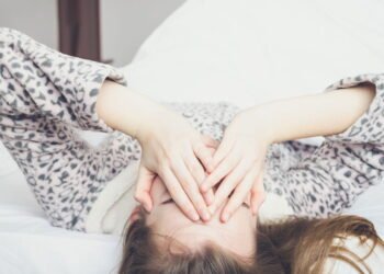 O sono que você está perdendo pode estar custando sua saúde. Entenda