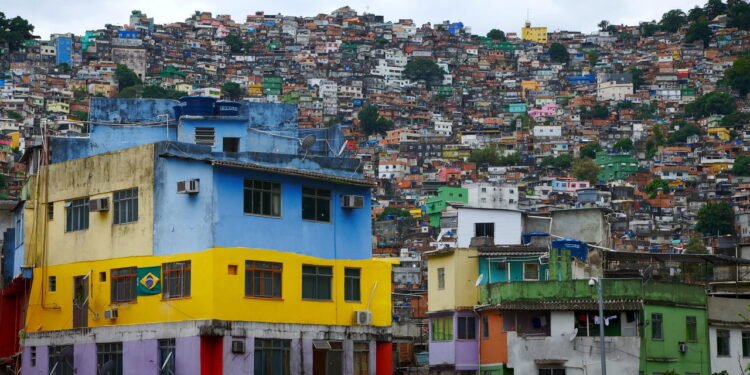 As letras de funk fizeram ainda mais sucesso ao retratarem a realidade das favelas - depositphotos.com / JaneUK