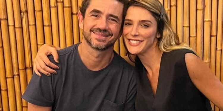 Felipe Andreoli e Rafa Brites são os apresentadores do Power Couple Brasil