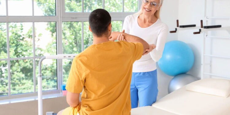 Os exercícios da fisioterapia são aliados à melhora da qualidade de vida - depositphotos.com / serezniy