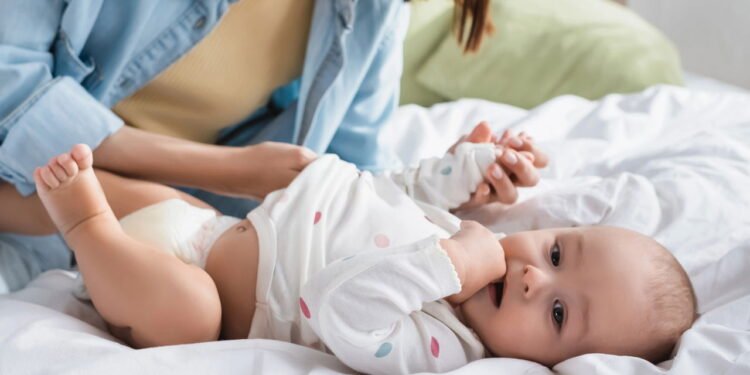 Mãe troca fralda do bebê - depositphotos.com / HayDmitriy