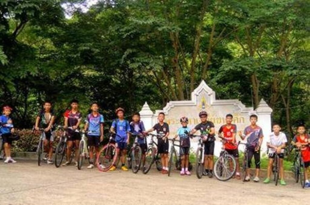 Meninos que foram resgatados na caverna da Tailândia