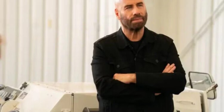 John Travolta em cena de Transação Perigosa 2 (2025) — Foto: Reprodução