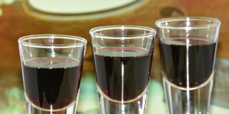 Três doses de licor - depositphotos.com / lthammar