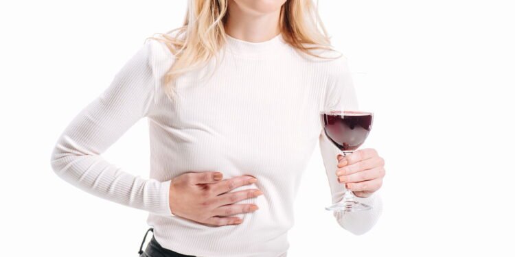 Mulher com a mão na região do fígado