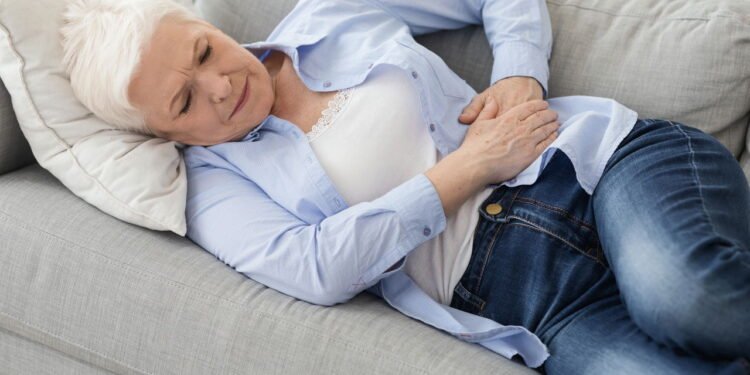 Dor abdominal é um dos sintomas de câncer de pâncreas - depositphotos.com / Milkos