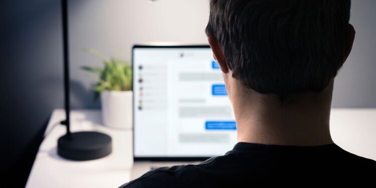 Caso considere um link suspeito, não clique, pode ser um perfil fake - depositphotos.com / terovesalainen