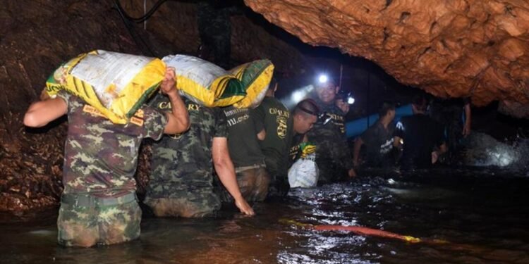 Resgate de meninos em caverna da Tailândia