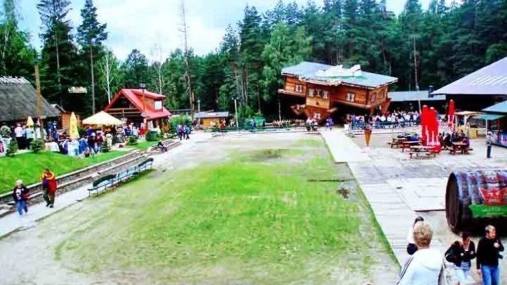 Vilarejo de Szymbark tem até casa invertida