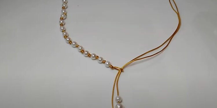 Colar de pérolas no fio de seda - Reprodução