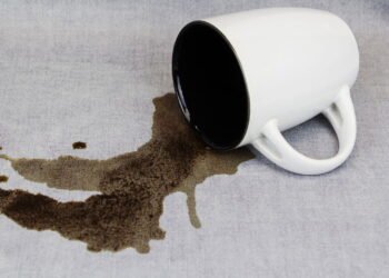 Saiba o que fazer se cair café na sua camisa branca