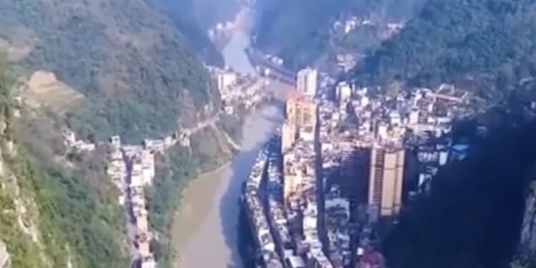 Na China, a cidade de Yanjin gera muita curiosidade por ser "a mais estreita do mundo" - reprodução youtube