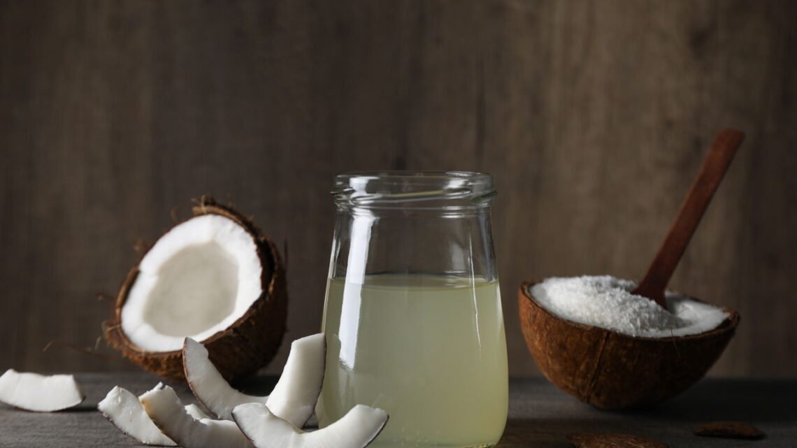 Água de coco é saudável? Descubra seus efeitos no corpo - Correio ...