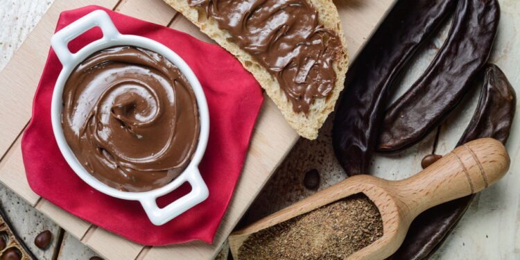 Alfarroba e sua semelhança com o chocolate - depositphotos.com / info.jefmilano.com