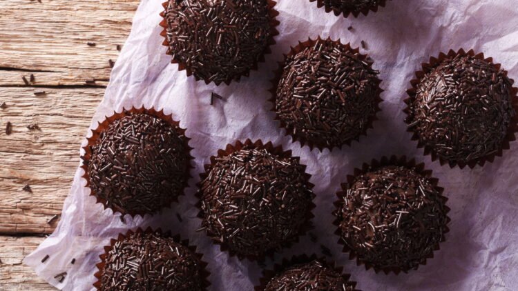 Veja a receita para fazer um brigadeiro perfeito