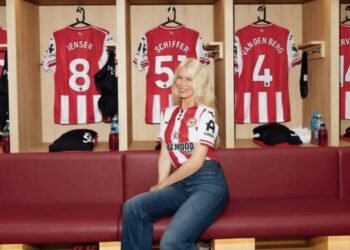 Moda se mistura com o futebol: Claudia Schiffer assume o Brentford