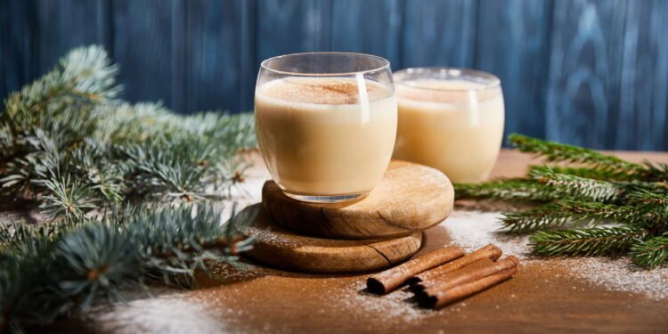 Dois copos com gemada - depositphotos.com / AntonMatyukha