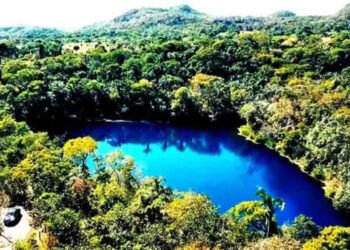 Lagoa 'sem fundo' em Goiás