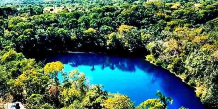 Lagoa 'sem fundo' em Goiás