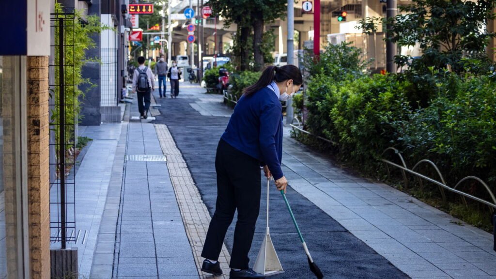 Trabalhadora de limpeza no Japão