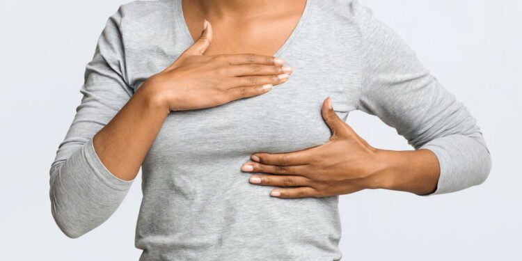 Mama dolorida pode ser sinal de gravidez, mas também tem outras causas - depositphotos.com / Milkos