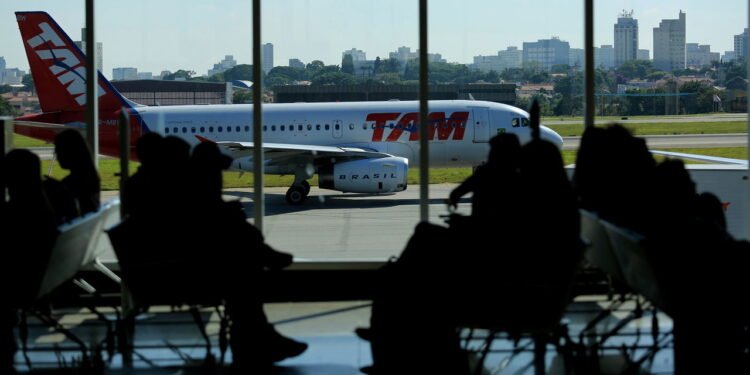 Pessoas esperando embarque no aeroporto de Congonhas, em São Paulo - depositphotos.com / joasouza