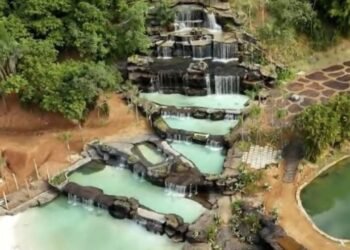 Cachoeira de garrafas PET