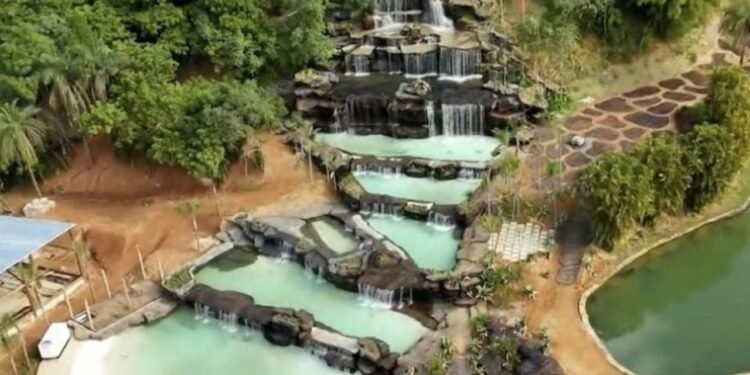 Cachoeira de garrafas PET