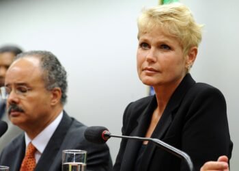 Descubra quais famosos possuem nomes reais totalmente diferentes dos seus artísticos