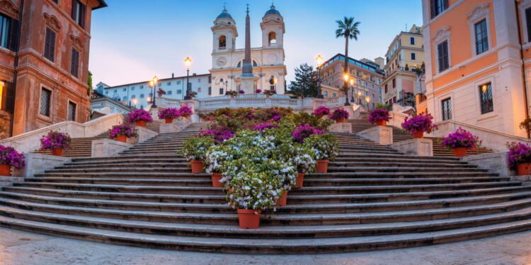 De símbolos culturais a pontos turísticos, as escadarias fascinam visitantes, como na icônica Praça de Espanha, em Roma