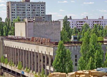 Ruínas silenciosas revelam a passagem do tempo em cidades fantasmas